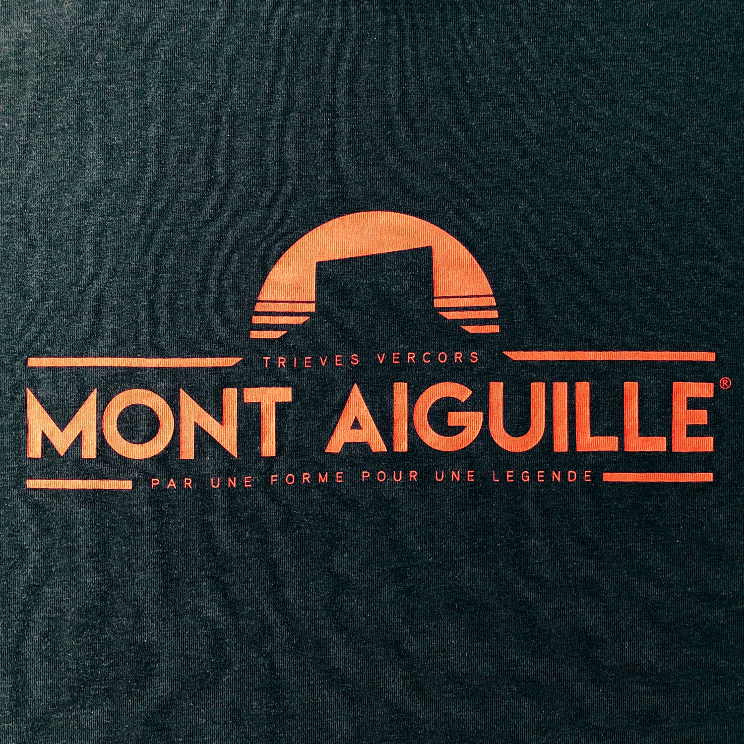 MARQUE MONT AIGUILLE® - Tee-Shirt Mont Aiguille Homme, Lyocell et Coton Bio, Bleu Graphite, Cadeau Souvenir du Trièves Vercors